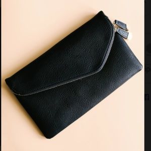 Stella Crossbody Envelope Zip Clutch - Black